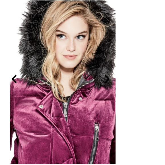 SOLD🚩GUESS Velvet Coat - Picture 7 of 8